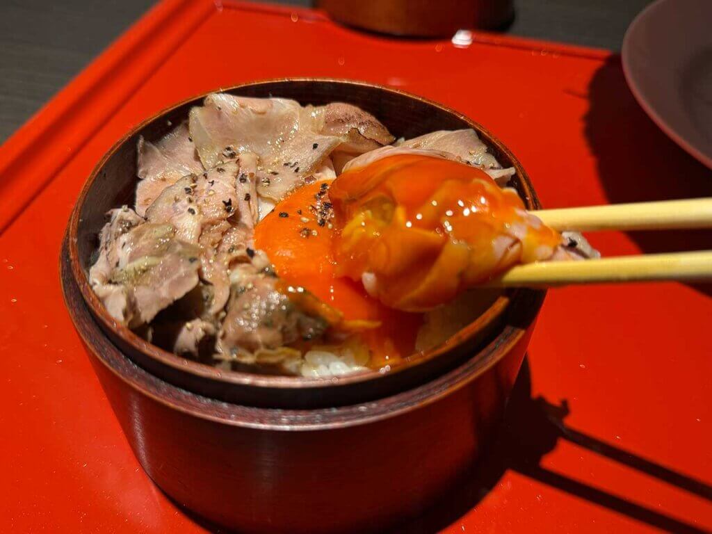 4/1にオープンしたばかり！期待の新店「鶏そば 縁道 煮干別邸」で泡