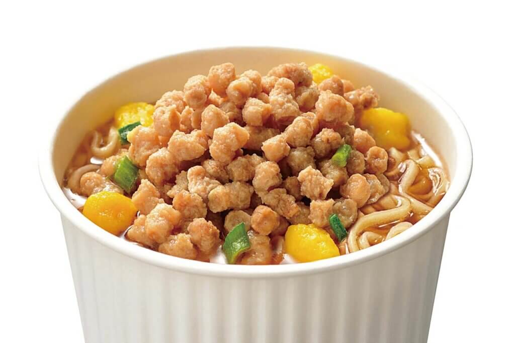 ちょい足しで栄養素をマシマシ！ 亀田製菓グループ発のカップ麺用大豆