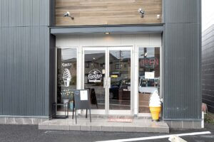 ���Ɛ��`���R���[�g���X���肪����\�t�g�N���[���̂��X�uGecko SOFT CREAM�v����ɃI�[�v���I�̉摜2