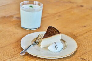 �L�`�������̎�𐶂�������ԂŖ����X�C�[�c�����\�B�J�t�F�uKIDORI�v���Ύs�ɃI�[�v���̉摜4