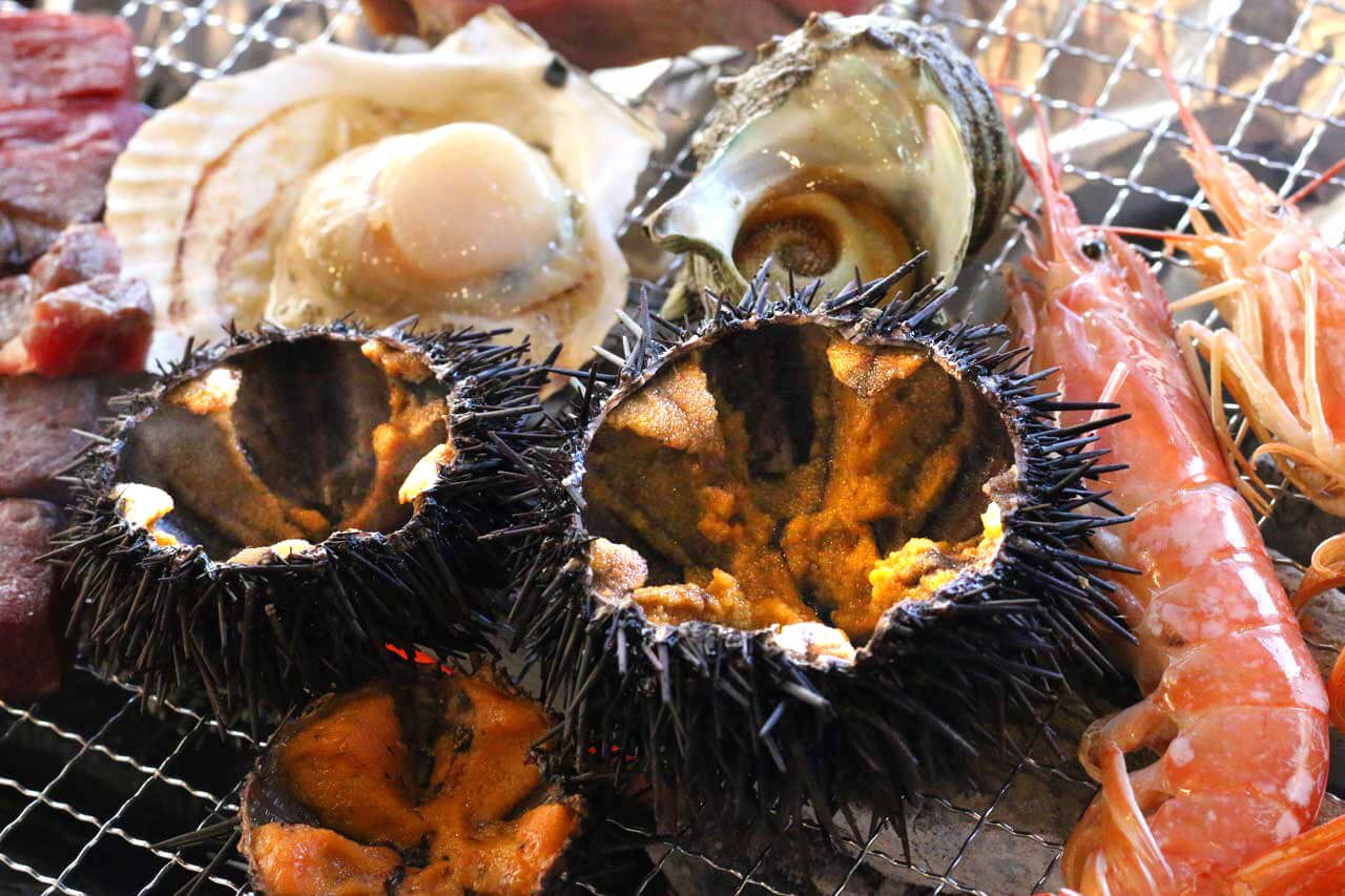 殻付きウニをBBQで！「ウニ奉行」万代シテイパークで開催中！6/29(日