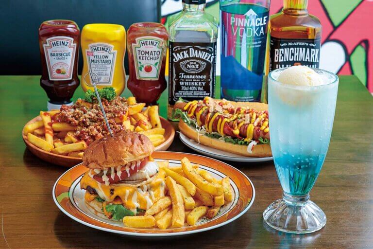 suAmerican Diner BEARSvsɈړ]I[vI{AJX^C̃o[K[ƋCy
