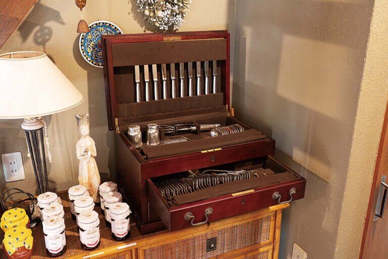 ���̑O�������c�Ƃ���K���b�g���X�uCreperie cafe Hanasaku�v����ɃI�[�v���I�A���e�B�[�N�ȋ�Ԃɂ����ڂ̉摜5