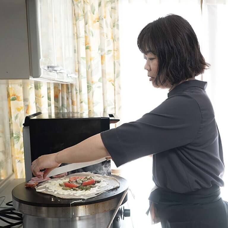 ���̑O�������c�Ƃ���K���b�g���X�uCreperie cafe Hanasaku�v����ɃI�[�v���I�A���e�B�[�N�ȋ�Ԃɂ����ڂ̉摜6