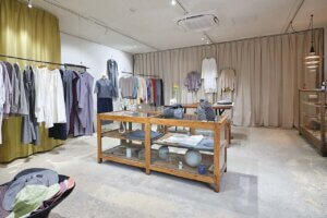 �T�c�Ȃ�ܐ�j�b�g�̃A�C�e�����I�`���𐶂����t�@�b�V�����u�����h�uTULIP EN MENSEN�v���͓X�������楕ٓV�������΂ɒa���̃��C���摜