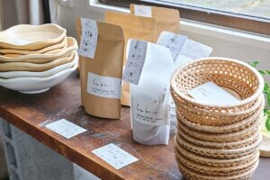 �T�c�Ȃ�ܐ�j�b�g�̃A�C�e�����I�`���𐶂����t�@�b�V�����u�����h�uTULIP EN MENSEN�v���͓X�������楕ٓV�������΂ɒa���̉摜6