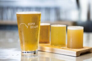 u[̃Ntgr[ő10킪y߂uOTAMA BREWING NAOETSU TAPROOMvzsɃI[vĨC摜