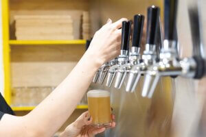 u[̃Ntgr[ő10킪y߂uOTAMA BREWING NAOETSU TAPROOMvzsɃI[vỈ摜4