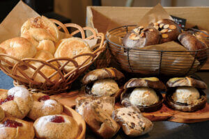 �S���������H�̋x�����B�V���e�n�̐����x�[�J���[�����ł����X�|�b�g�b��z�s�̉摜2