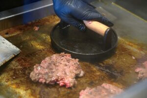 ����ȃo�[�K�[�����K�p�t�F���I�����w�O�ɃJ�W���A���_�C�i�[�uCafe��Bar JIGing�v�I�[�v���̉摜4