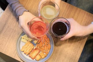 ����ɃI�[���C���N���[�V�u�z�e�����a���u��Ƃ��z�㓒��v�ĉق�h�����N�̈��H�A�݂��؂蕗�C�����p�����I�̉摜3