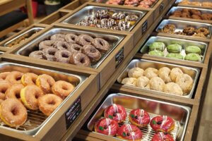 ��������ɐS�Ƃ��߂��V�X�|�b�g�I�J���t���ȃh�[�i�c�V���b�v�uTSUKIOKA�h�[�i�c�v�I�[�v���̉摜4