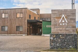 ���s�̃J�t�F���X�g�����uVINTAGE HALL�v�������{�݂Ƀ��j���[�A���I�V���b�v��T�E�i�𕹐݂̉摜2