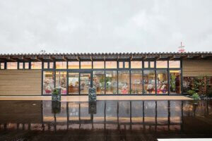 �̂ɗD�������R�H�i�����낤�X�[�p�[���J�t�F�uSun San�v�����揗�r�ɒa���I�J�t�F�����݂̉摜2