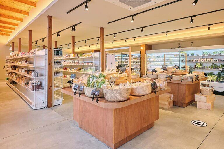 �̂ɗD�������R�H�i�����낤�X�[�p�[���J�t�F�uSun San�v�����揗�r�ɒa���I�J�t�F������