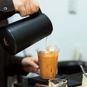 ��z�s�ɒ��ÃJ�����̔��X���J�t�F�u����݂̂����v�I�[�v���I�h�����N��ʂ��ă^�C�̕����▣�͂����M�̉摜5