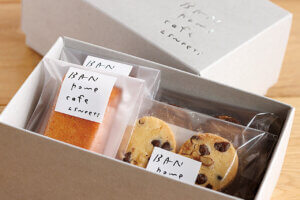 �����̖��������I�K�ꂽ��}�X�g�ŃI�[�_�[�������A�V���J�t�F�́g�Ŕ��j���[�h �X�C�[�c�҂̉摜4