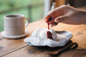 �����̖��������I�K�ꂽ��}�X�g�ŃI�[�_�[�������A�V���J�t�F�́g�Ŕ��j���[�h �X�C�[�c�҂̉摜15